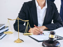 病人在医院就诊时摔伤谁担责——长宁区律师事务所的视角